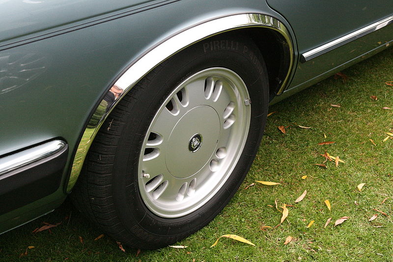 Fil:Jaguar XJ Kiwi (7x16", with lug nut cap) alloy wheel.jpg